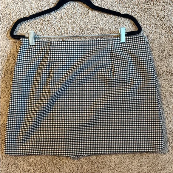 Classic Black and White Checkered Skirt - Picture 3 of 3